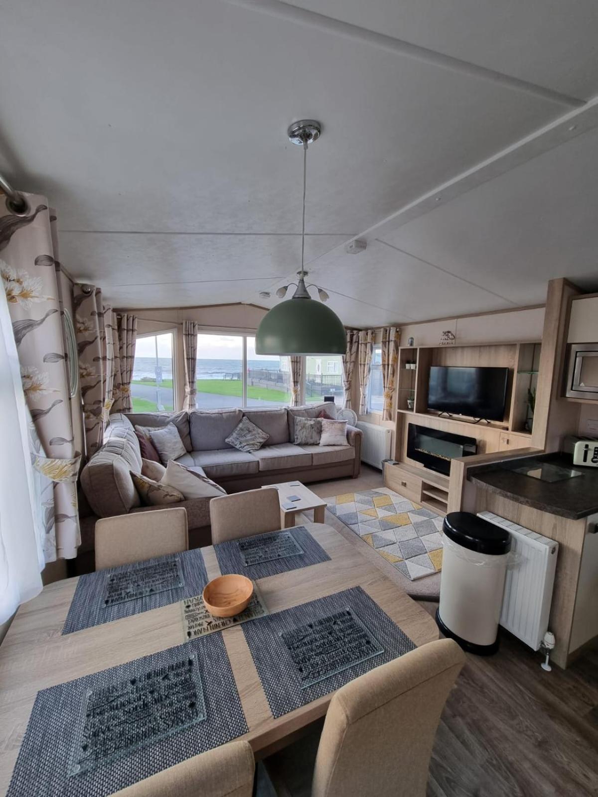 Bayview At Pengarreg Hotel Llanrhystyd Room photo